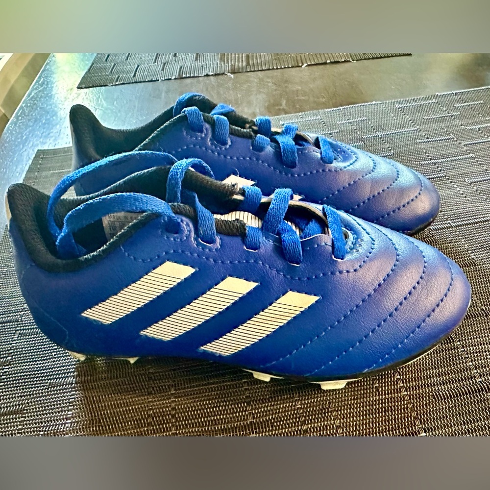Like new kids soccer shoes size 11T